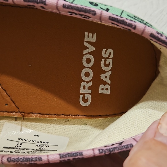 Groove Bags periodic table multicolor print slips on. Size 9.5W EUC - Picture 3 of 9